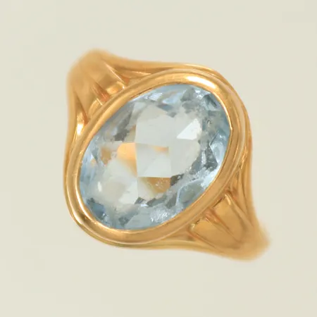 Ring med ljusblå sten, stl 16, bredd 1,4-13mm, repig sten 18K bruttovikt 2,6g