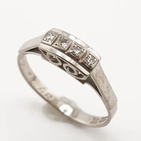 Ring m diamanter, vitguld, stl 17(53), bredd 4,5mm, 18k, gravyr Vikt: 2,1 g