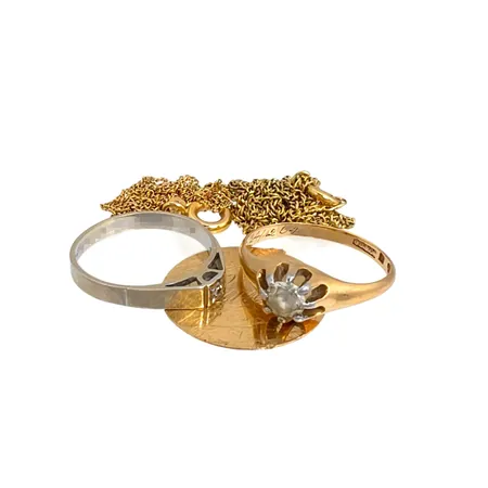 Diverse smycken i 18K guld, defekter och gravyrer Vikt: 9,8 g