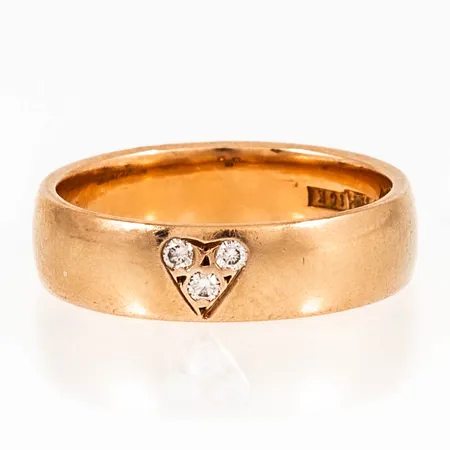 Ring med tre briljantslipade diamanter totalt 0,06ct stl:17 bredd 5mm, höjd 1,5mm 18K 5,6g. 