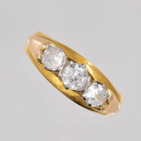 Ring med vita stenar stl:18, gravyr, fattning 18K, 23K Vikt: 7,1 g