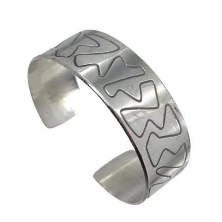Armring silver 1960-tal Silversmed ZILAS MATTSON Karlshamn 1962, dekormönster, inre mått 18,0 cm, bredd 20 mm, fint skick  Vikt: 35,3 g