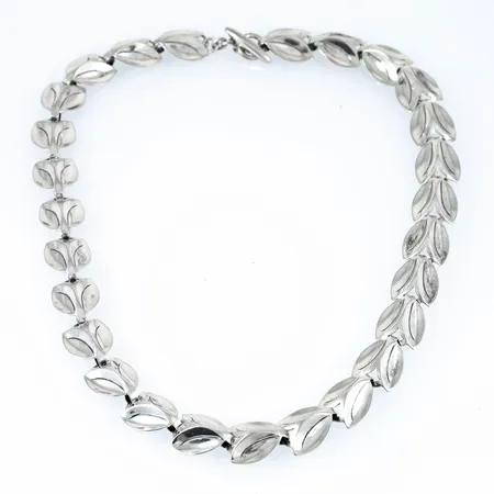 Collier med lövformade länkar 40cm, bredd 12mm, stämplad STERLING DENMARK, silver 925/1000 28,1g. 