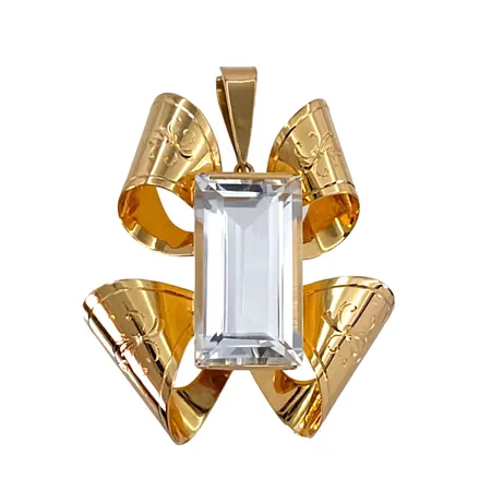 Hänge 18K guld STIGBERT, baguetteslipad Bergkristall, rosett, längd inkl. ögla 38,5 mm, bredd 31 mm, höjd/uppbyggnad 8 mm, Heribert Engelbert AB Stockholm 1947, mycket fint skick, sten utan anmärkning, sparsamt använd, bruttovikt 8,1 gram Vikt: 8,1 g