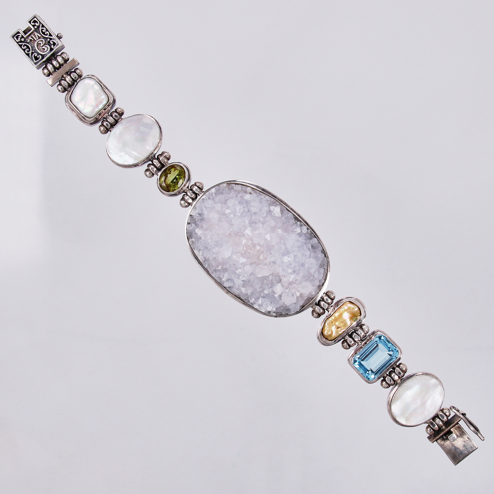 Armband med topas, peridot, kristall och pärlemor längd: ca 19cm bredd: ca 10-35mm 925/1000, silver Vikt: 81,2 g