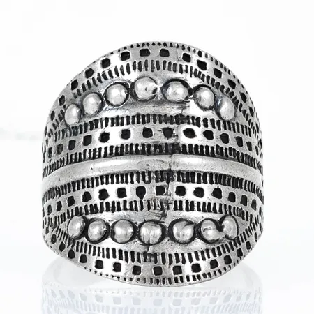 Ring i silver. Den är 5,3 - 25,2 mm bred, stl:19¼. Vikt: 8,8g. Stämplad VJ 925.