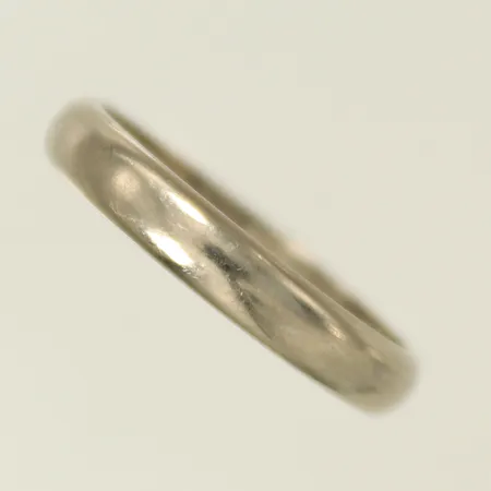 Ring slät, stl 16¾, bredd 3,3mm vitguld, gravyr 18K Vikt: 2,9 g