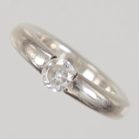 Ring med vit sten stl:18, bredd 4mm, Silver 925/1000 Vikt: 9,6 g