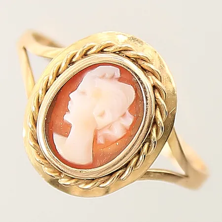 Ring med kamé stl:16¾ bredd 1,8-13,5mm något skev 18K Vikt: 1,7 g