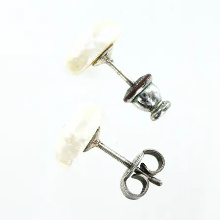 Örhängen med sötvattenspärlor, längd ca 9,5-10mm, bredd 6,5-7,5mm, en stopp i metall, silver 925/1000  Vikt: 1,7 g