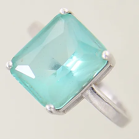 Ring med grön sten stl: 17 bredd 2mm silver 925/1000  Vikt: 3,4 g