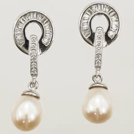 Ett par örhängen med pärlor samt vita stenar, längd 31,2mm, bredd 2,2-11,4mm Silver 925/1000 Vikt: 6 g