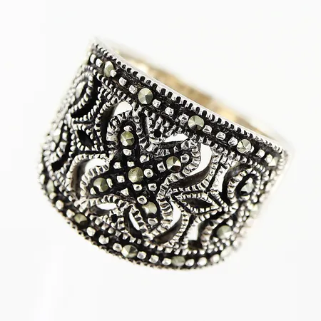 Ring med markasiter stl:18 bredd 3,5-16mm silver 925/1000. Vikt: 8 g
