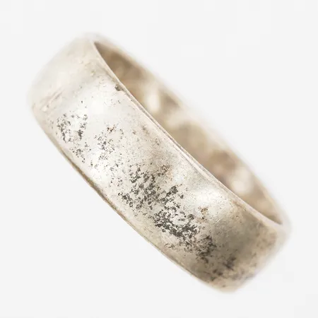 Ring stl 19, bredd 7mm, gravyr, slitage, sterling silver 925/1000 Vikt: 7,4 g