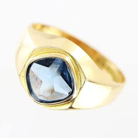 Ring med syntetisk blå spinell stl: 18¾, gravyr, 18K Vikt: 3,5 g