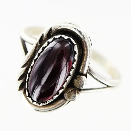 Ring med röd sten stl:17 bredd 2-16mm, ostämplad, silver. Vikt: 2,7 g