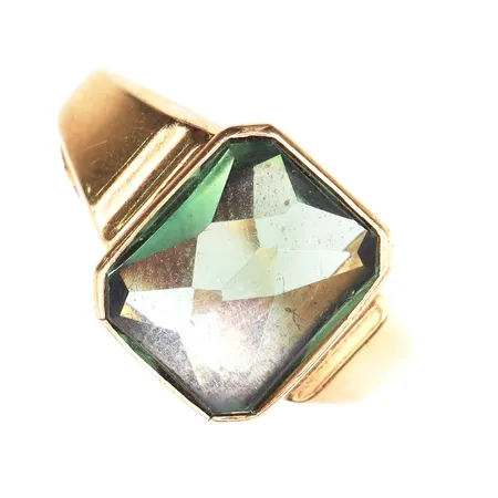 Klackring med sten,Bengt Hallberg Köping,storlek 18 mm,bredd 2.8-12.5 mm,ngt ojämn form,18k. Vikt: 3,6 g