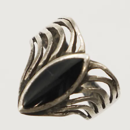 Ring med onyx, stl 16, bredd 3-15,2mm Silver 925/1000 Vikt: 2,9 g