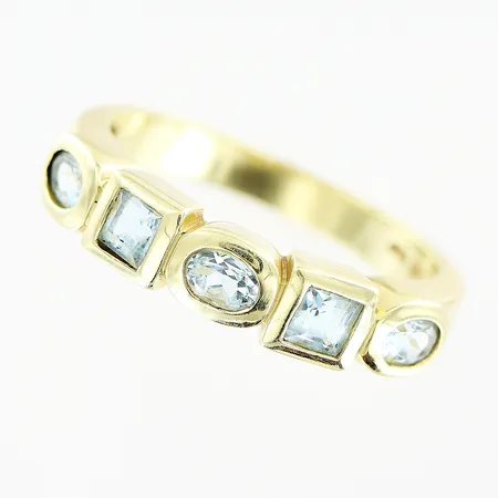 Ring med ljusblå stenar stl : 18½, bredd 3-4,5mm, 14K Vikt: 4,1 g