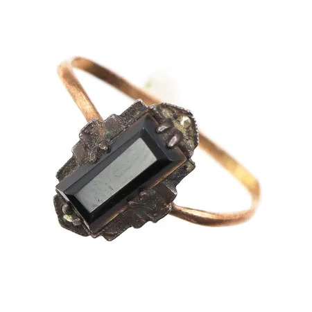 Ring med sten defekt, 18k i skenan och silver i infattningen. Vikt: 1,5 g