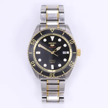Herrur Seiko 5 Sports, Ø43mm, automat, datum, glasbaksida, 4R35-02D0, 860110, stål, repigt mineralglas, ring, boett och länk, kort länk passar handled upp till ca 18cm, inga tillbehör, servicebehov