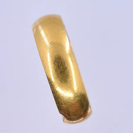 Ring stl:20, bredd 6 mm graverad 23K. Vikt: 6,7 g