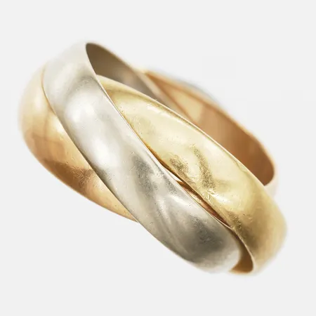 Ring tredelad stl 18½, bredd 4,5mm vardera, trefärgad, ostämplad, slitage, 18K Vikt: 11,2 g