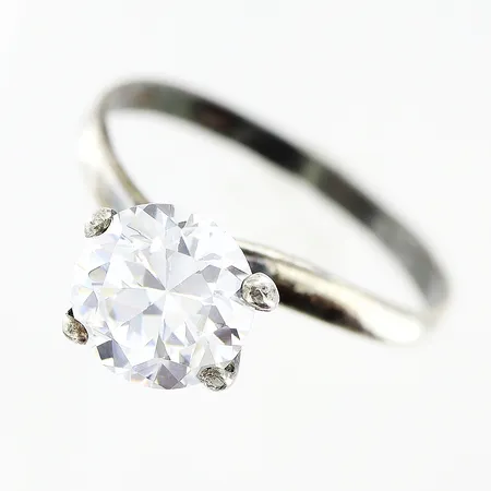 Ring med vit sten stl:18½, skev fattning, silver 925/1000  Vikt: 2,3 g