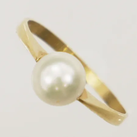 Ring med pärla, stl 17¼, bredd 0,2-5,2mm 18K  Vikt: 2,1 g