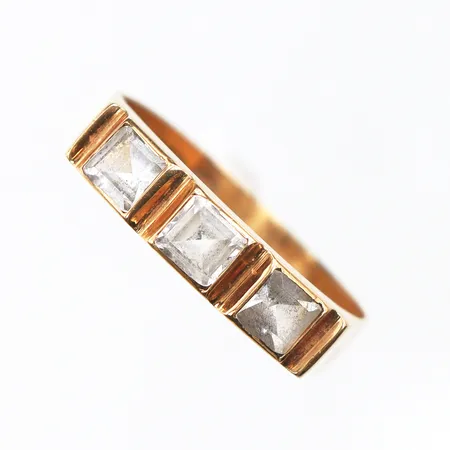 Ring med stenar,Ekström Aktiebolag Falköping,storlek 18 mm,bredd 3.8-4.3 mm,18k. Vikt: 2,9 g