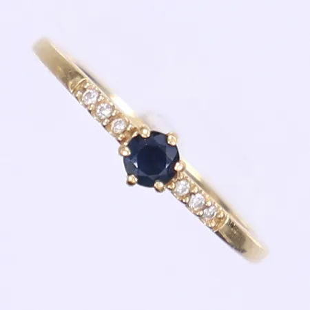 Ring med diamanter 6 x ca 0,005ct och blå sten troligen safir stl:17¾ bredd 1-3mm GHA 18K Vikt: 1,6 g
