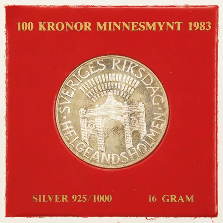 Minnesmynt Sveriges riksdag Helgeandsholmen år 1983 nominellt värde 100kr, skadad plast etui silver 925/1000 Vikt: 16 g