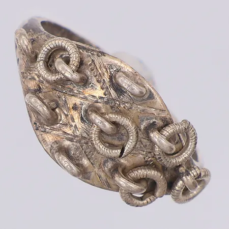 Ring samisk stil Lindbäck år 1942 stl:16½, saknar 3 ringar, 830/1000 silver Vikt: 2,3 g