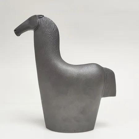 Figurin Björn Nyberg häst, gjutjärn, ca 27x23x5,6cm Skickas med postpaket.