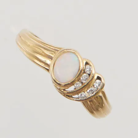 Ring diamanter 6x ca 0,01ct stl:17¼ bredd 7mm sliten opal, 18K 2,6g.