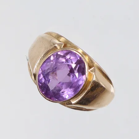 Ring med ametist stl:15½ bredd 3-10mm Åbo Finland 14K Vikt: 2,4 g