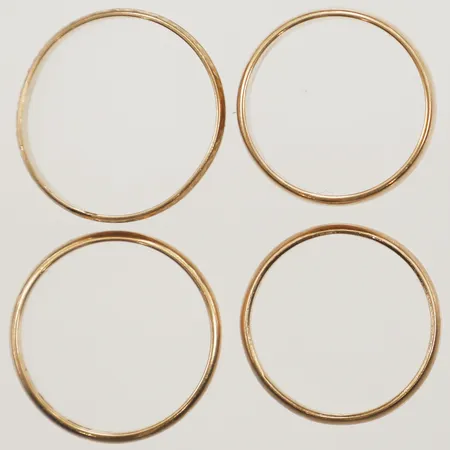 Fyra ringar, tre släta, en med dekor 14K  Vikt: 11,8 g