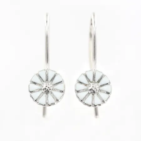 Örhängen Georg Jensen Daisy 19mm, vit emalj, etui och ytterkartong, silver 925/1000 Vikt: 1,2 g