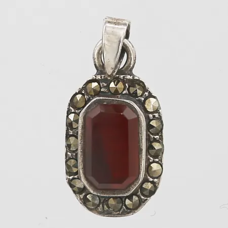 Hänge med karneolplatta samt markasiter, höjd 18mm, silver 925/1000 Vikt: 1 g