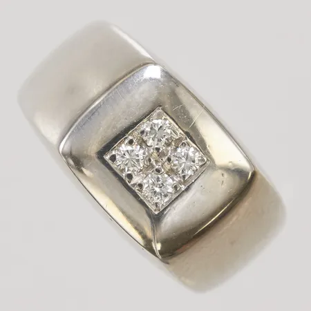 Klackring med 4 diamanter stl:15, 0,10ctv enligt gravyr, bredd 3,5-9,5mm, vitguld, svenska stämplar, 18K, Vikt: 6,4g Vikt: 6,4 g