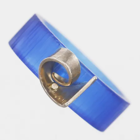 Ring i blått plexiglas med detalj i silver, stl: 18½, tillverkad av Guldsmed Bengs Kooperativguldsmed, Helsingborg, plexiglas samt silver 925/1000 Vikt: 2,1 g