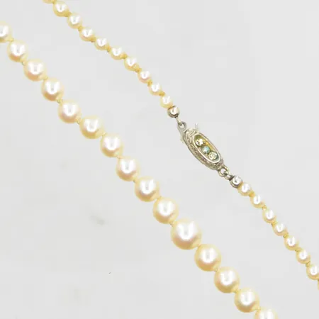 Pärlcollier doserat med 96 odlade pärlor Ø3-7mm, längd 50cm, lås med vita stenar 835/1000 silver, bruttovikt 14,7g.