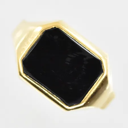 Klackring med onyxplatta stl:22½ bredd 4mm, repig sten, något skev skena, 18K. Vikt: 5,1 g