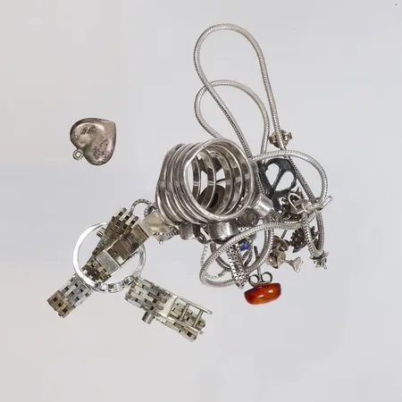 Diverse silver med stenar, delvis defekt 830-925/1000 Vikt: 42,1 g