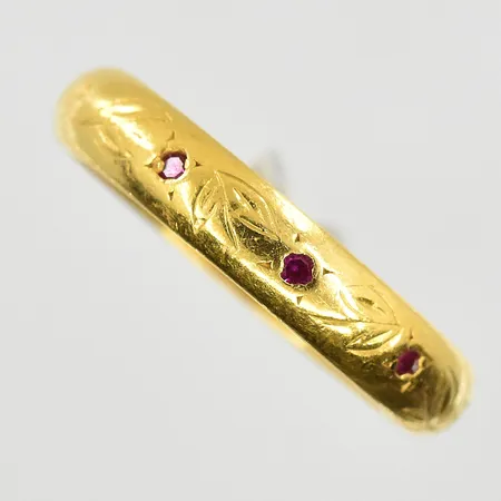 Ring med röda stenar stl:19½ bredd 4mm, gravyr, 23K. Vikt: 7,1 g