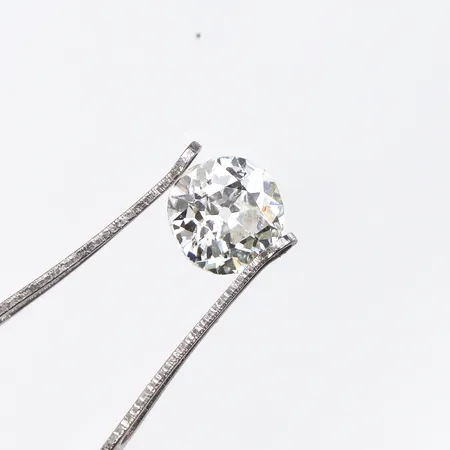 Lös antikslipad diamant 0,65ct, något kuddslipad, ca Cape (bruna serien) L/P1, diameter: 5,64x5,46x5,38x5,40mm, höjd:3,10mm, jack i rondisten. Vikt: 0 g