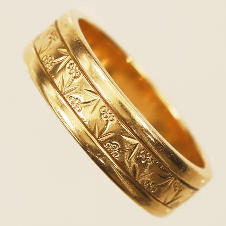 Ring med mönsterdekor stl:16, bredd 5,5mm, Flemming Uziel AB, 18K  Vikt: 5,3 g