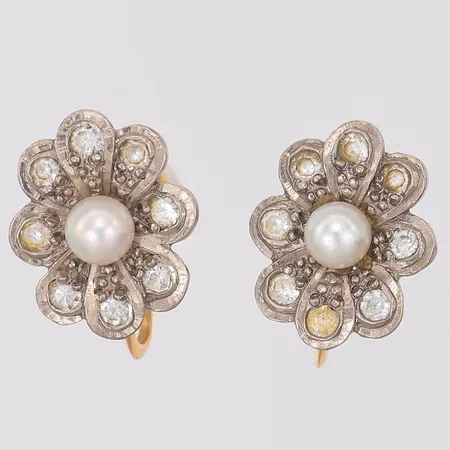 Ett par örhängen Engelbert år 1951 odlad saltvattenpärla & vita stenar 15mm, skruvfattning, 18K Vikt: 4,5 g