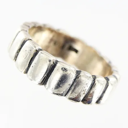 Ring Guldfynd stl:18¾ bredd 6mm, silver 925/1000. Vikt: 7,8 g