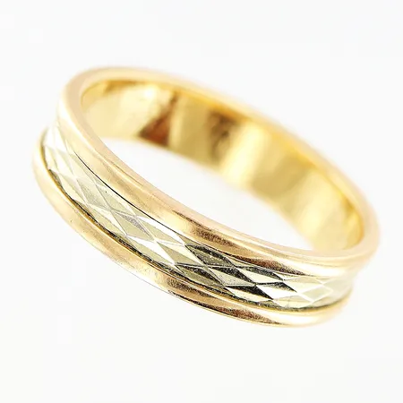  Ring stl: 16¾, bredd 4mm, gravyr, 18K Vikt: 4,2 g
